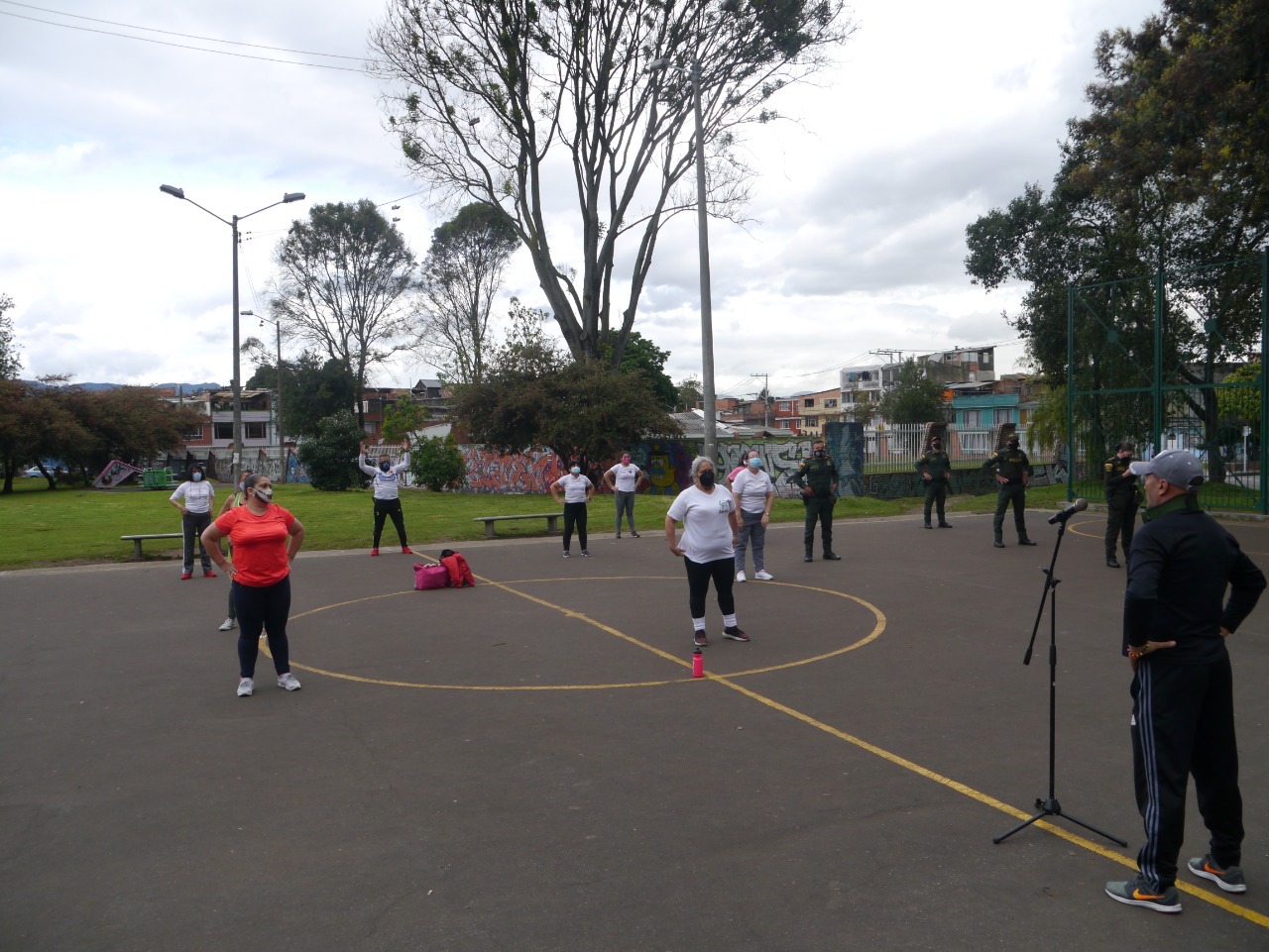 Imagen  con sus actividades físicas y deportivas en el parque Garcés Navas. 