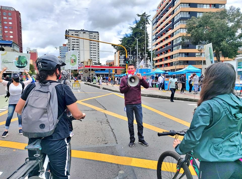 Director del IDPAC habla con personas en la Carrera Séptima