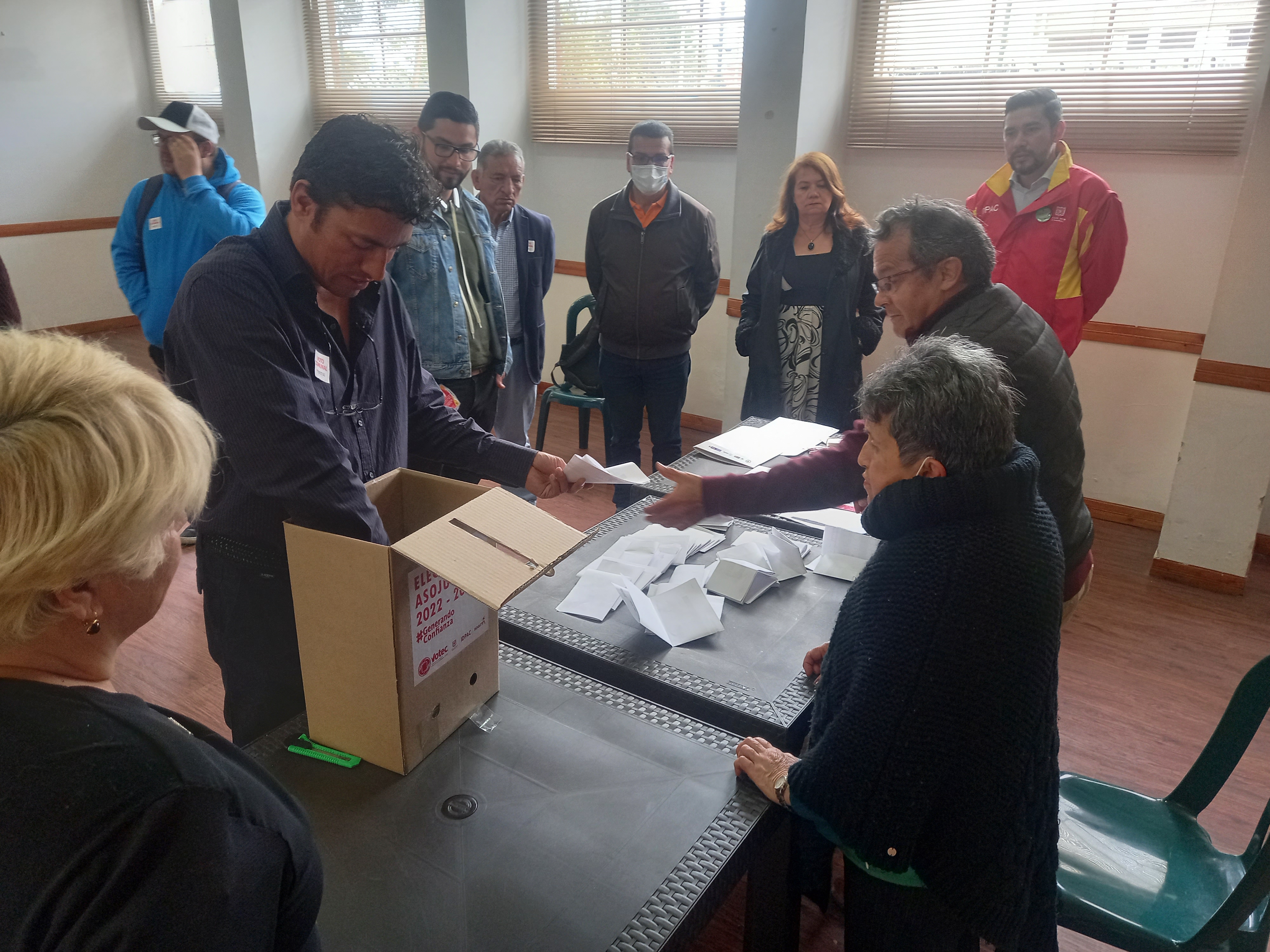 Bogotá, 4 de agosto de 2022- El domingo 31 de julio se realizaron las Elecciones de Asociación de Juntas de Acción Comunal (ASOJUNTAS) en las que participaron las localidades de Usaquén, Puente Aranda, Barrios unidos, Sumapaz, Chapinero, Fontibón, Kennedy, Antonio Nariño, Bosa, Teusaquillo, Ciudad Bolívar y San Cristóbal De acuerdo a lo estipulado en la Resolución 0108 del 26 de enero de 2022 del Ministerio del Interior los dignatarios y dignatarias elegidas iniciarán su periodo el 1 de septiembre de 2022. Esta jornada electoral se realizó en 12 ASOJUNTAS de la ciudad, ya que las ocho restantes se encuentran resolviendo su situación y solicitaron el aplazamiento.  De los 1738 delegados y delegadas habilitadas para votar, ejercieron su derecho al voto 1245 para un 70% de participación. Las localidades en donde se registró un mayor porcentaje de votación  fueron Puente Aranda (89%), Kennedy (80%) y Bosa (80%). Por su parte, Usaquén (46%), Ciudad Bolívar (53%) y Barrios Unidos (59%) se presentó una participación menor. Las ASOJUNTAS elegidas deberán representar a las JAC afiliadas, promover, coordinar y ejecutar campañas de capacitación para sus afiliados, promover la constitución de JAC, asesoraras en su organización e impulsar las actividades de economía social.