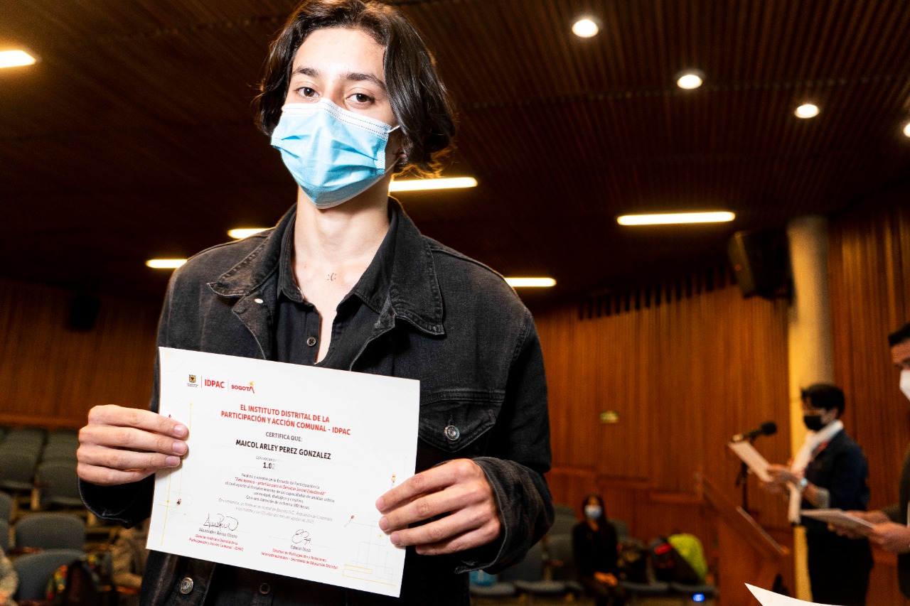 jóven recibiendo diploma