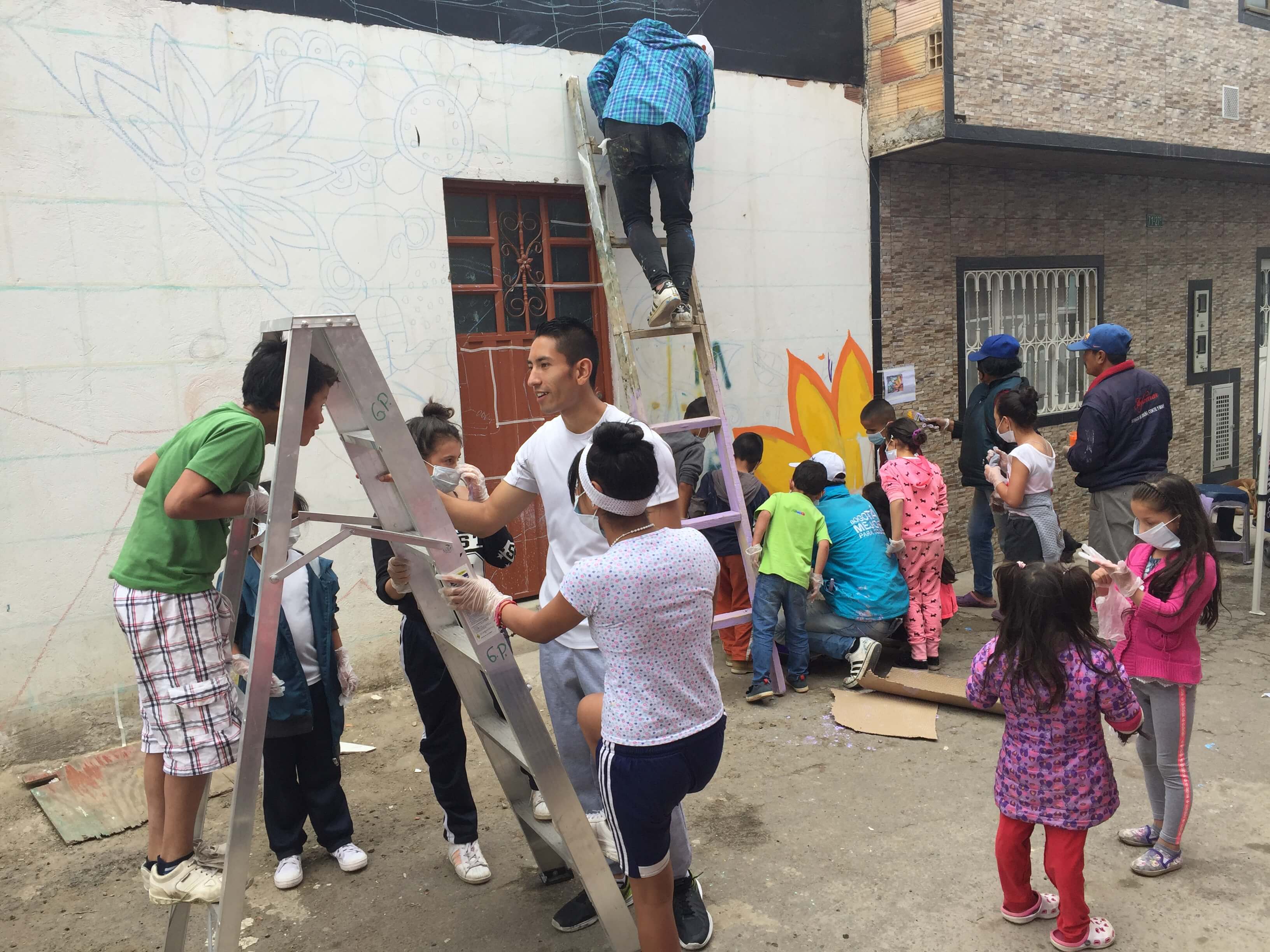 Niños y niñas en Ciudad Bolívar pintan y embellecen su huerta comunitaria