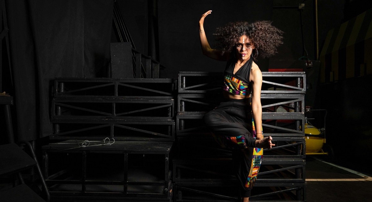  Mujer afrodescendiente danzando