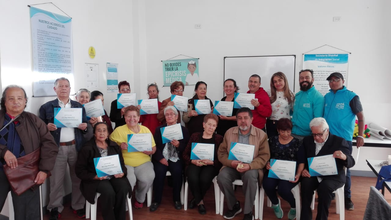 El formador Edwin Tobos, con los integrantes del Comité Local de Vejez-COLEV en la localidad de Puente Aranda.