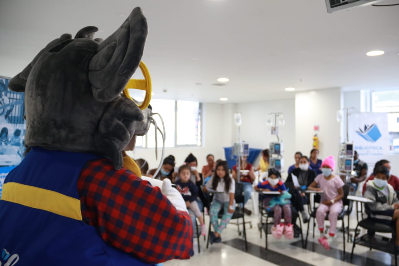 Las Aulas Hospitalarias del Hospital de la Misericordia – HOMI- se llenaron de risas, música, cuentos y muchos lápices de colores durante los talleres organizados por la Biblioteca de la Participación del Instituto Distrital de la Participación -IDPAC. A través de la lectura, el dibujo y diferentes actividades lúdico recreativas, los niños y niñas que asisten a estas aulas, pasaron una tarde diferente y divertida desbordada de creatividad.  Más de 50 niños y niñas que hacen parte del Programa de la Fundación HOMI participaron del taller, durante el cual ilustraron dos de los cuentos ganadores del concurso ‘Historias para Sanar’, concurso de cuento organizado por CorpoUniversidades, la alcaldía local de Los Mártires y la Biblioteca de la Participación.  Los protagonistas de los cuentos cobraron vida en cada uno de los dibujos realizados por los participantes, quienes con ayuda de padres y enfermeras dejaron volar su imaginación, para plasmar en el papel las imágenes que ilustrarán la edición impresa del Libro Historias para Sanar.  La actividad contó también con Yosileo, el ratón de la participación, quien puso a bailar a niños y niñas al ritmo de rondas infantiles y su canción favorita con la cual promueve la lectura.  #YoParticipo