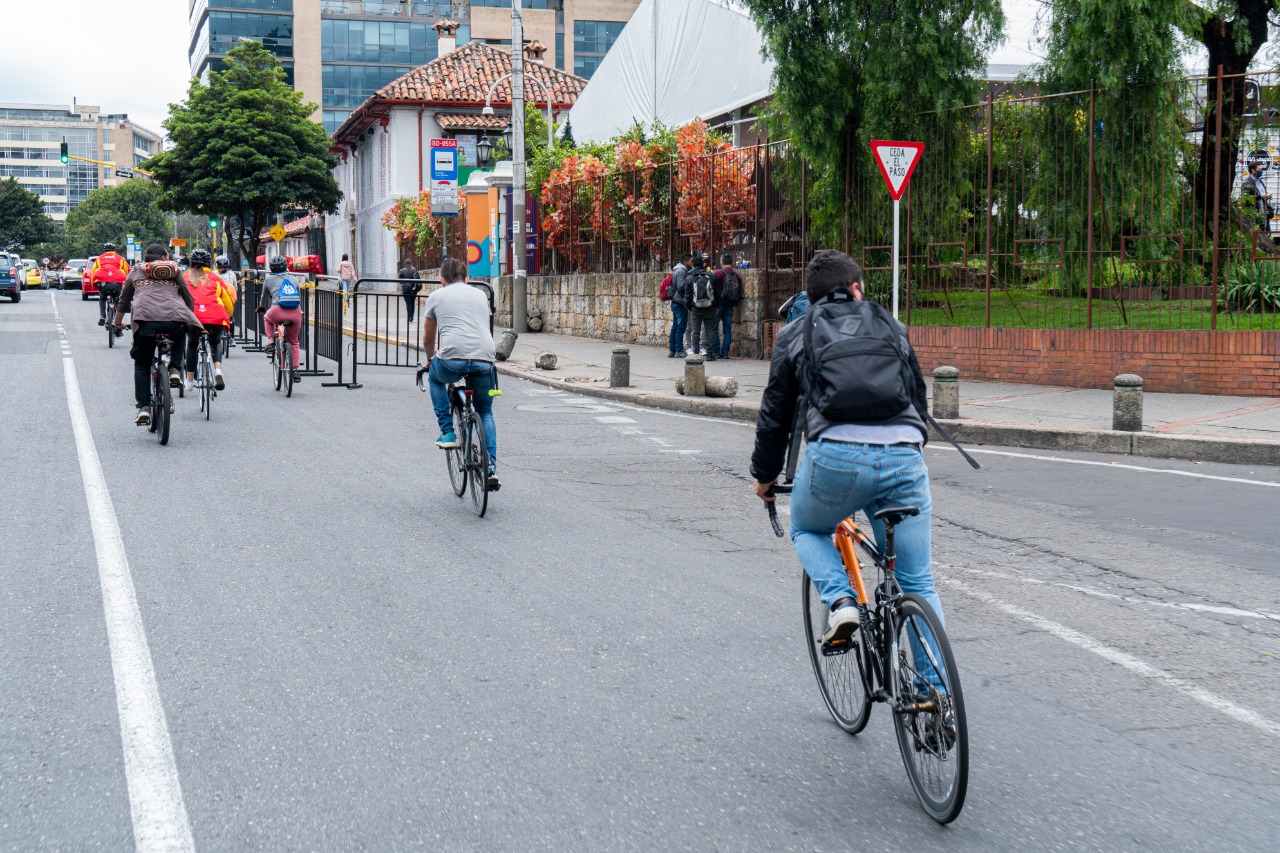 Imágenes con biciusuarios en la carrera septima