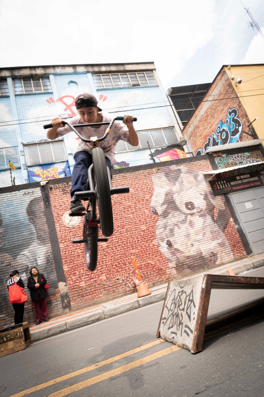 Joven en bicicleta