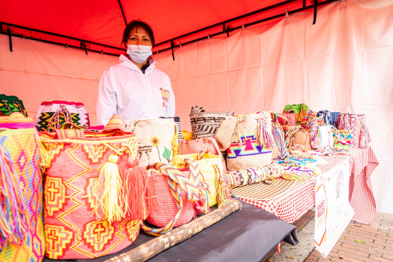 Imagen de mujer con productos