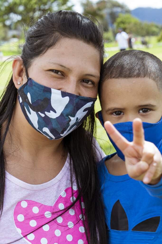 Madre e hijo viendo a la cámara