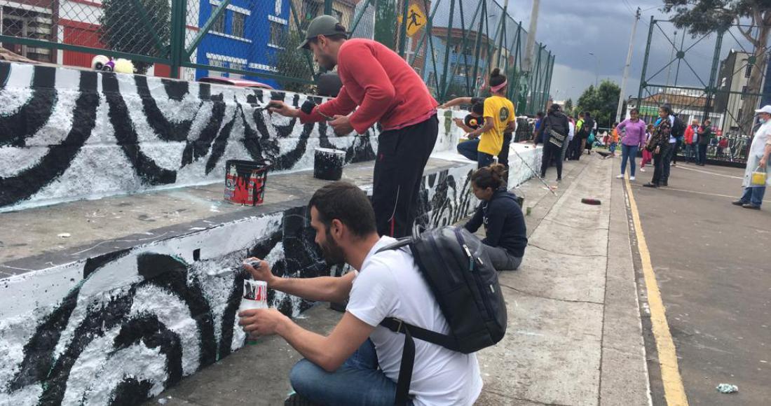 La comunidad del barrio Santa Fe embellece su parque, pintando la cancha de fútbol y baloncesto