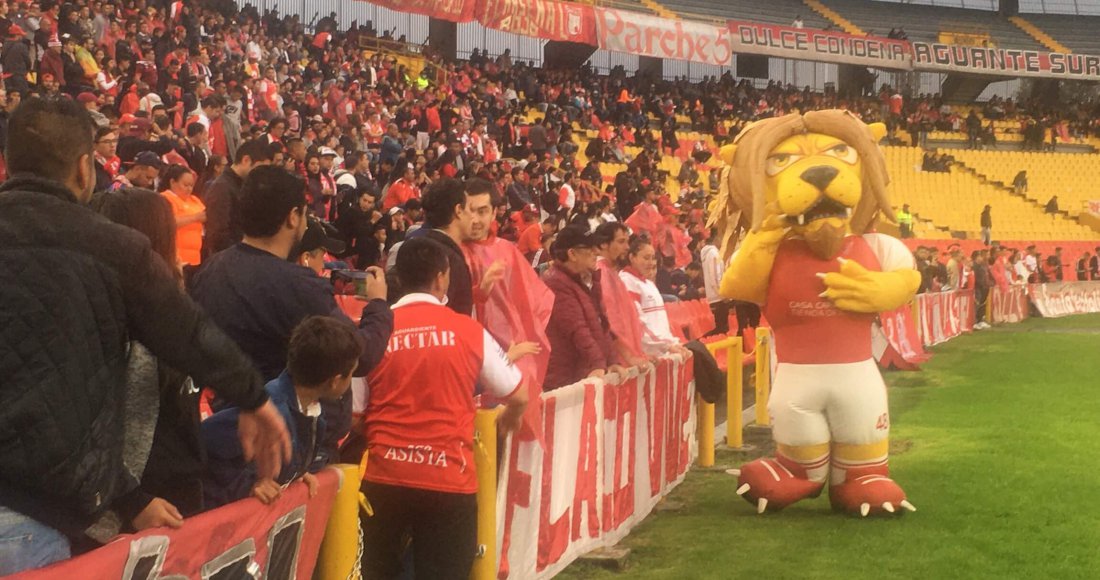 Imagen con el León e hinchas del Santafé