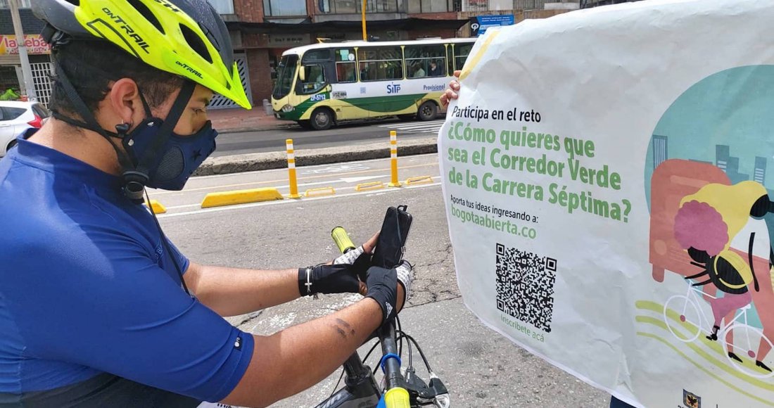 Persona en bicicleta en la actividad del IDPAC y el IDU activan punto para la participación Corredor Verde Carrera Séptima