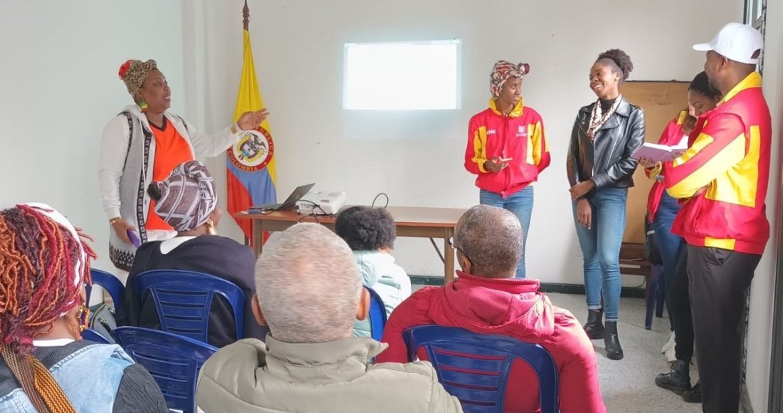  Organizacion comunal etnica reunida en un auditorio de Bogotá