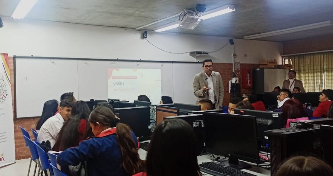  Estudiantes con el director del IDPAC Alexander Reina