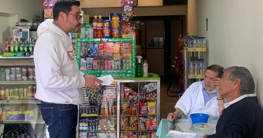  Director del IDPAC hablando con vecinos JAC barrio Venecia