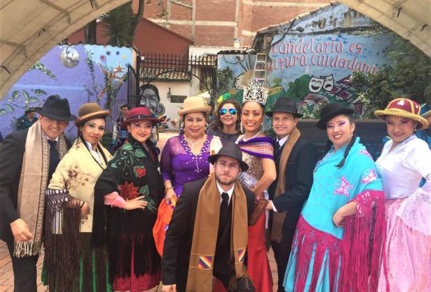 Con trajes típicos y bailes tradicionales bolivianos se toman las calles de La Candelaria 