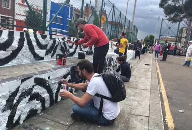 La comunidad del barrio Santa Fe embellece su parque, pintando la cancha de fútbol y baloncesto