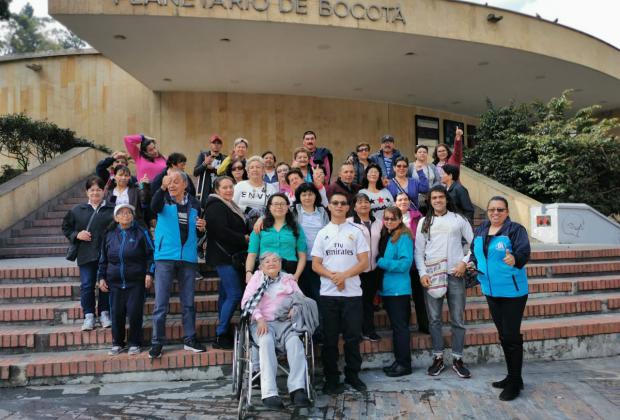 40 personas mayores de la localidad de Ciudad Bolívar visitan el Planetario Distrital