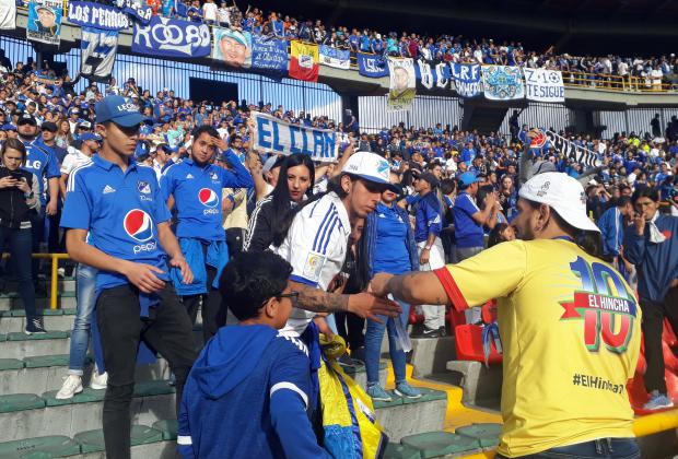 Imponen restricción pedagógica a hinchas de Millonarios que ocupan la tribuna occidental, por actos de discriminación y machismo durante el pasado Clásico