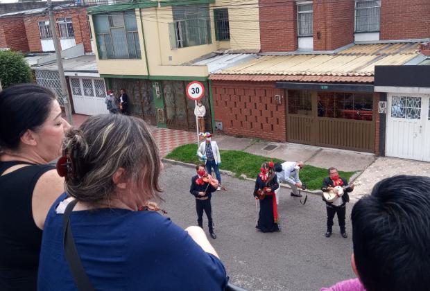 Con mariachis la JAC del barrio Calvo Sur celebró el Día de la Madre