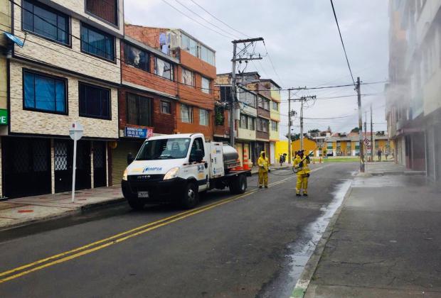 Primera jornada participativa de desinfección de fachadas en Suba