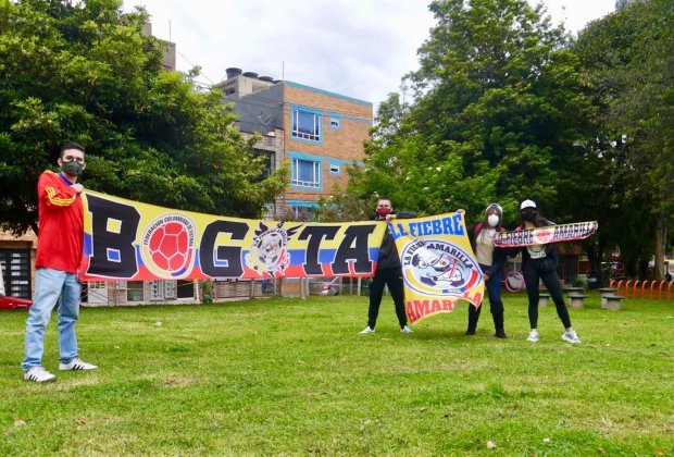 Imagen de La Fiebre Amarilla’ es un grupo conformado por hombres y mujeres amantes del fútbol, que hacen parte de las diferentes hinchadas de Colombia, responsables con visibilizar y generar espacios de convivencia, tolerancia y paz, alentando a la Selección Colombia en los partidos desde hace cuatro años