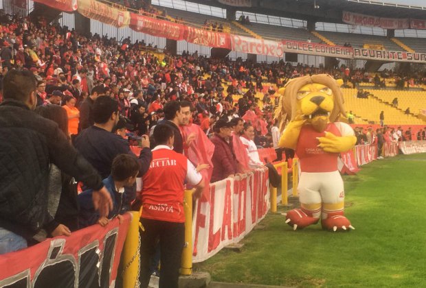 Imagen con el León e hinchas del Santafé