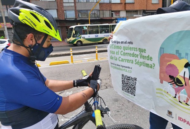 Persona en bicicleta en la actividad del IDPAC y el IDU activan punto para la participación Corredor Verde Carrera Séptima