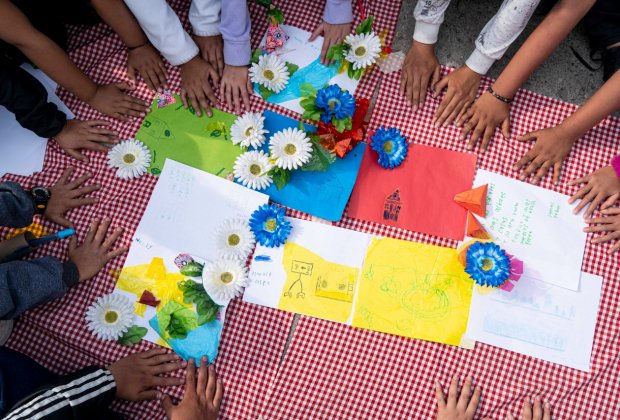 NIÑOS Y NIÑAS DEL CABILDO INDÍGENA MUISCA DE BOSA RECIBIERON KITS ESCOLARES GRACIAS A LA RED DE CUIDADO CIUDADANO