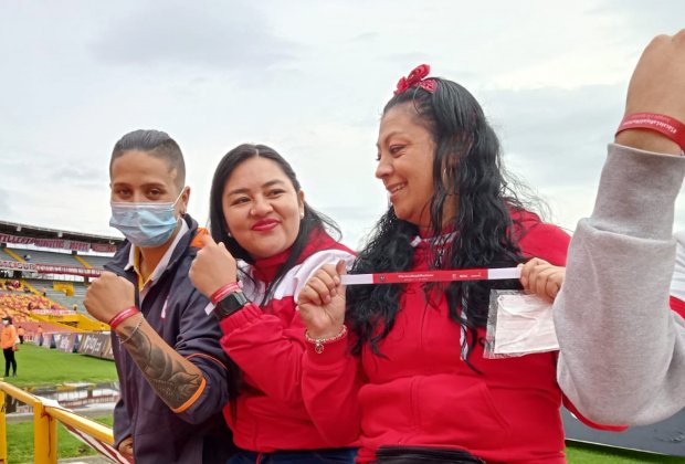 LOS HINCHAS DE MILLONARIOS Y SANTA FE SE UNIERON A ¡SÁCALE LA ROJA AL MACHISMO!