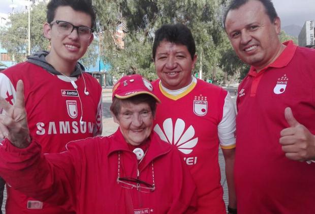 60 años animando a su equipo en el Campín de Bogotá