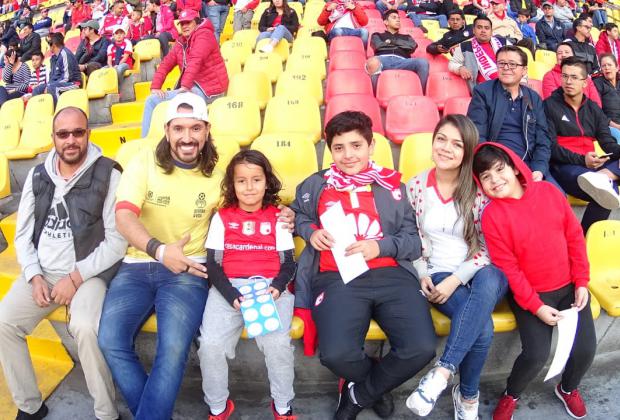 Hinchas dan ejemplo en el fútbol de Puertas Abiertas en Bogotá