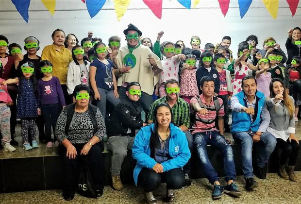  Con antifaz verde, ruana y sombrero, Súper Héroe de Bogotá Líder viajó a España