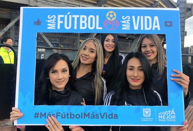 LOS BARRISTAS E HINCHAS CAPITALINOS CUMPLIERON LA PROMESA DE VIVIR LA FIESTA DEL FÚTBOL EN PAZ 