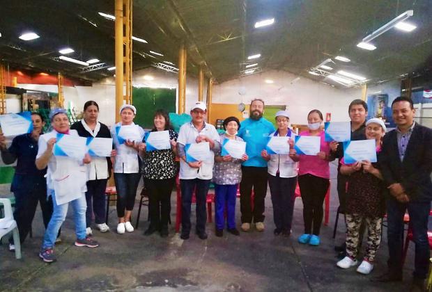 Trabajadores de la Plaza de Mercado San Carlos se forman en Herramientas para la Convivencia