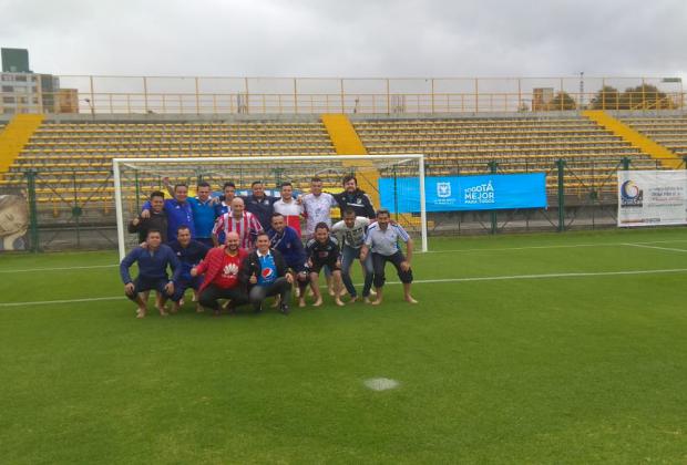 El Partido Cachaco de las barras populares azules y rojas, una tradición para los bogotanos