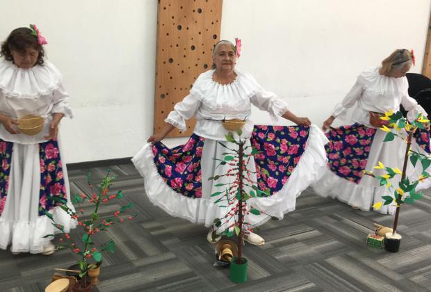 Cerca de 1.000 personas mayores bailaron al ritmo de cumbias en las eliminatorias del concurso 'Danzas Doradas'