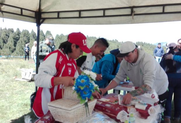 Barras futboleras de Chapinero celebran la navidad en el Verjón