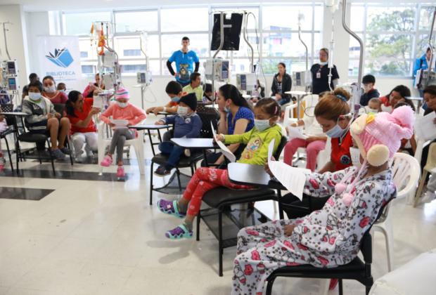 Las Aulas Hospitalarias del Hospital de la Misericordia – HOMI- se llenaron de risas, música, cuentos y muchos lápices de colores durante los talleres organizados por la Biblioteca de la Participación del Instituto Distrital de la Participación -IDPAC. A través de la lectura, el dibujo y diferentes actividades lúdico recreativas, los niños y niñas que asisten a estas aulas, pasaron una tarde diferente y divertida desbordada de creatividad.  Más de 50 niños y niñas que hacen parte del Programa de la Fundació