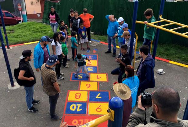 Comunales, vecinos e IDPAC, le pusieron color a su barrio en la localidad de Santa Fe